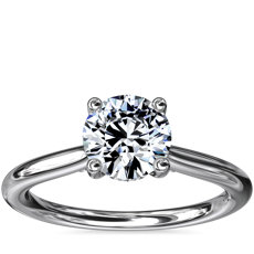 18k 白金小巧隐藏式光环单石加钻石订婚戒指